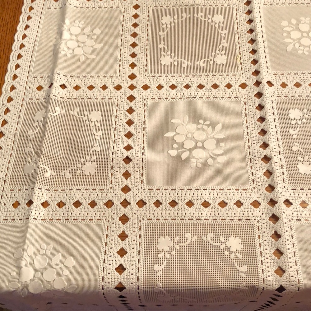 Pretty lace vintage look plastic white tablecloth